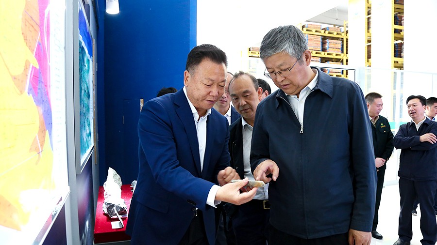 33-2021年5月，隴南市委書記張珂兵蒞臨礦區(qū)調(diào)研尾礦庫治理及綠色礦山建設情況。.jpg